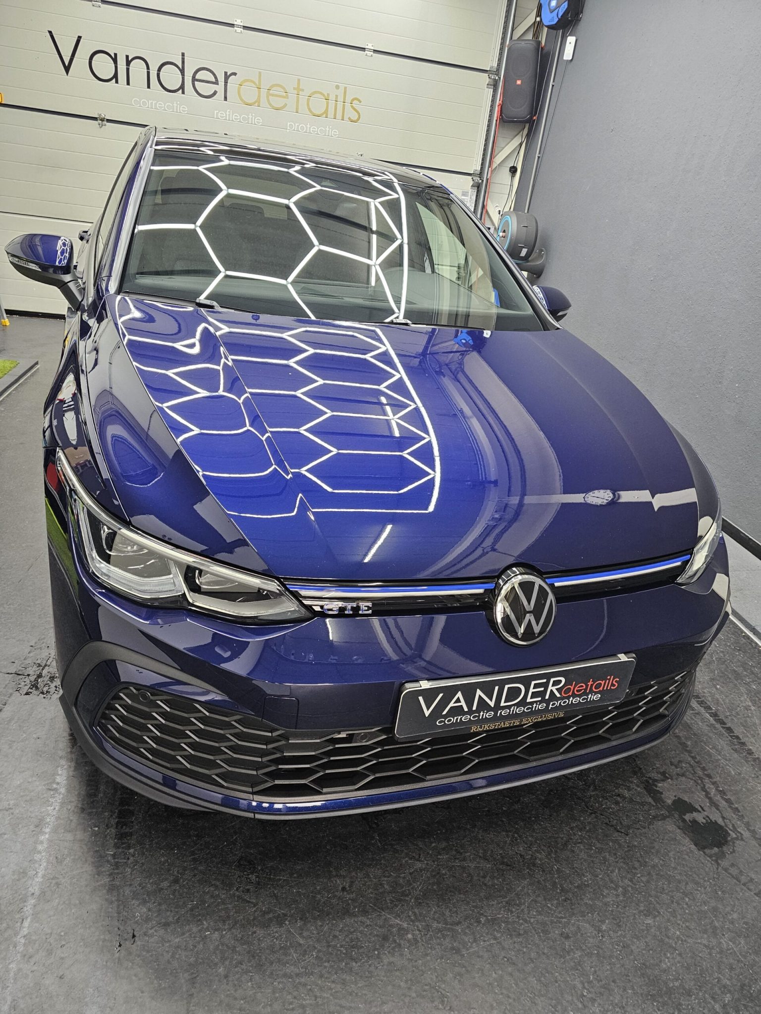 Blauwe Volkswagen Golf GTE in de studio van VANDERdetails in Alkmaar