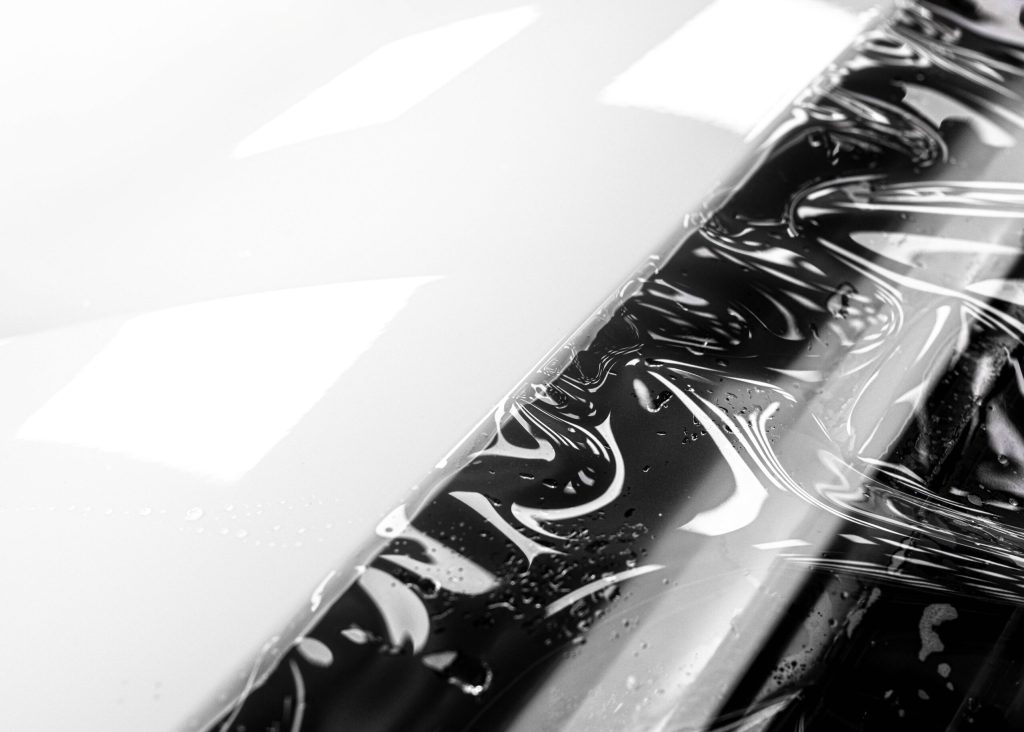 Transparante Paint Protection Film wordt op autolak aangebracht