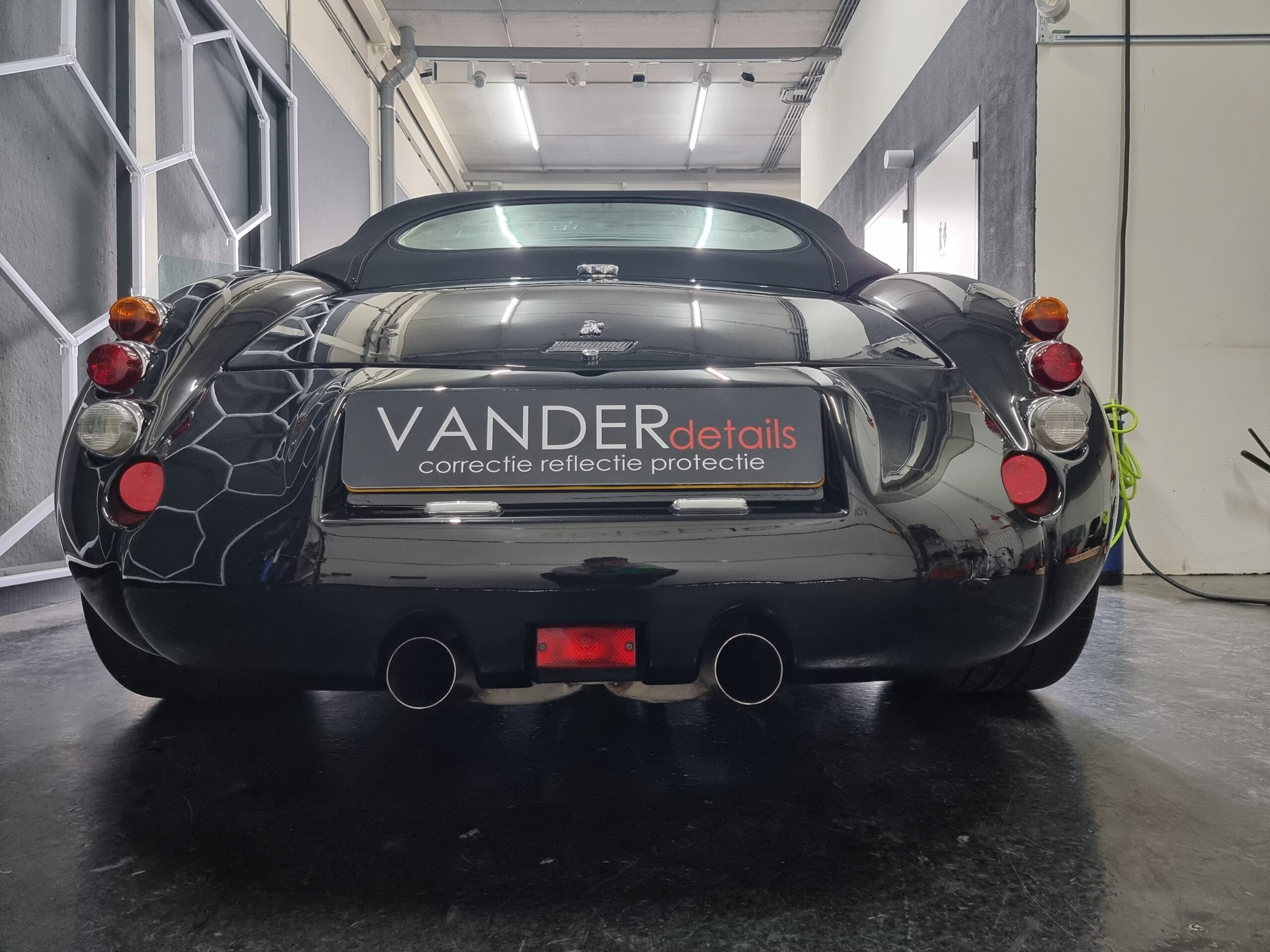Zwarte sportwagen met diepe glans bij VANDERdetails