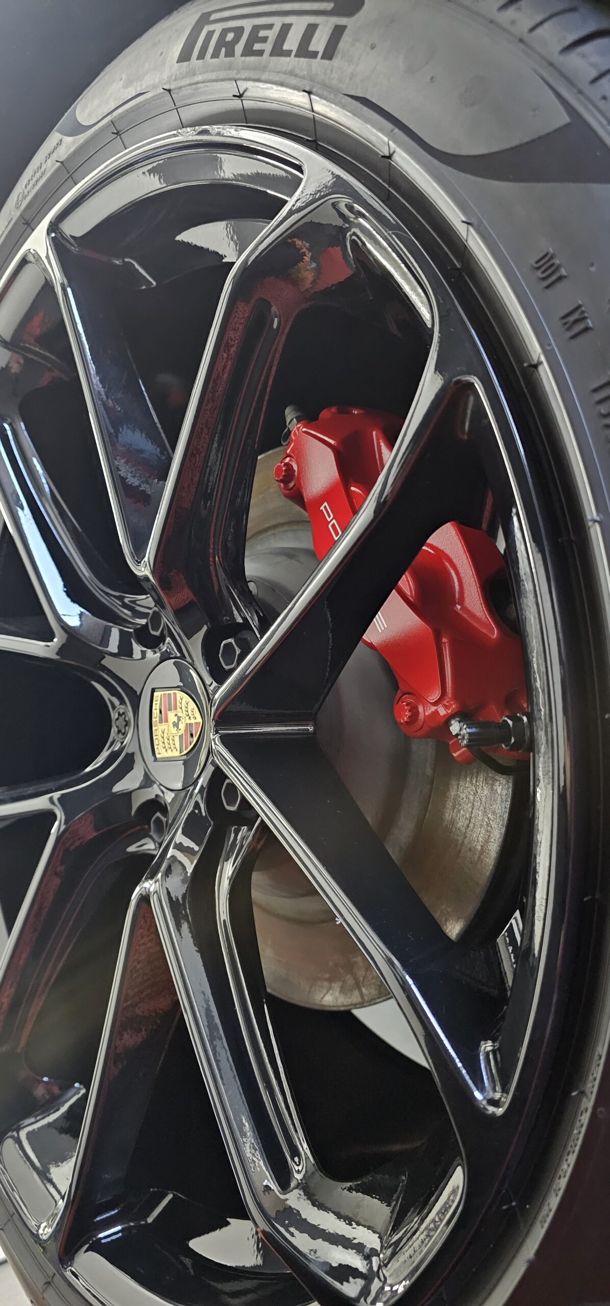 Porsche velg met rode remklauw in detail