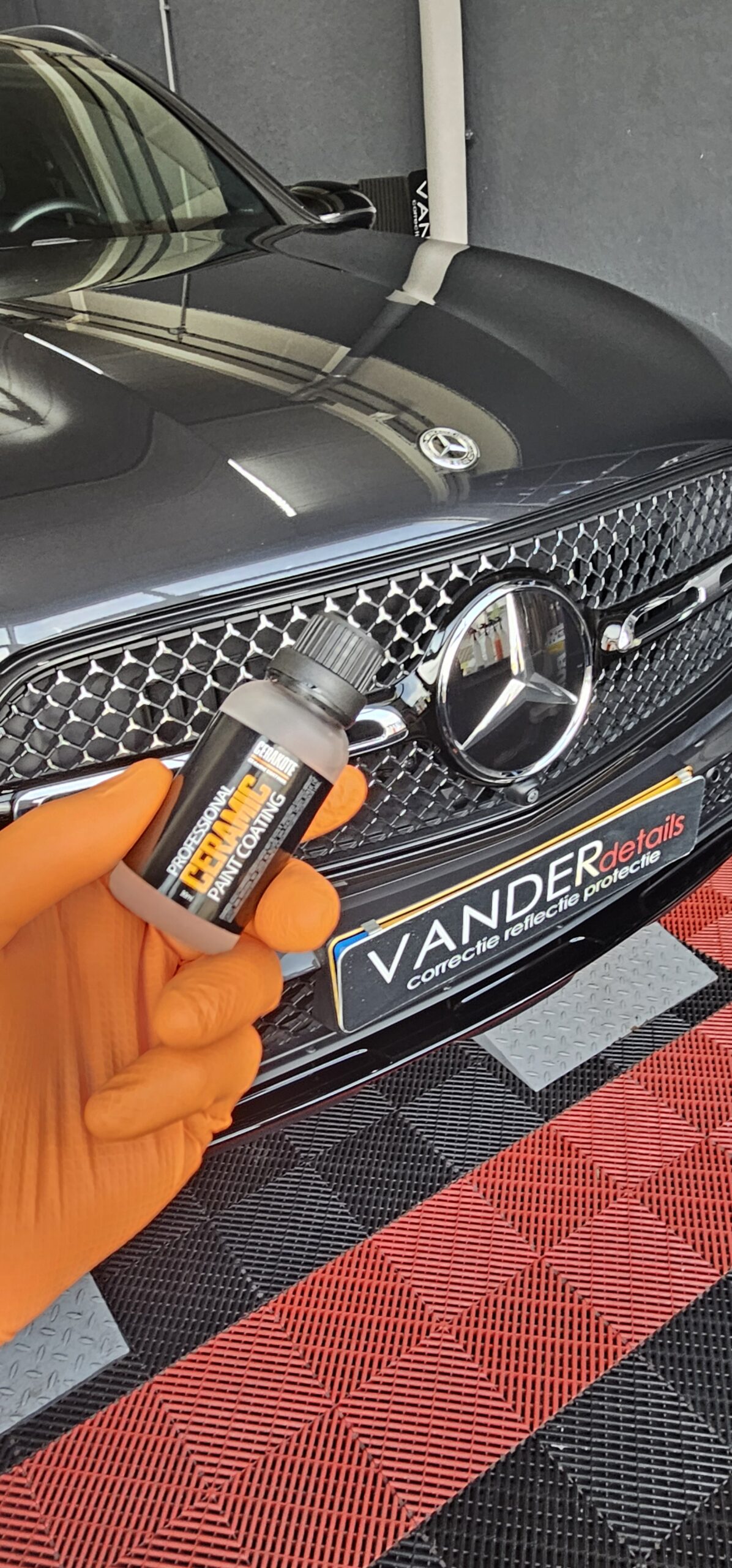 CERAKOTE keramische coating bij een Mercedes in de studio van VANDERdetails