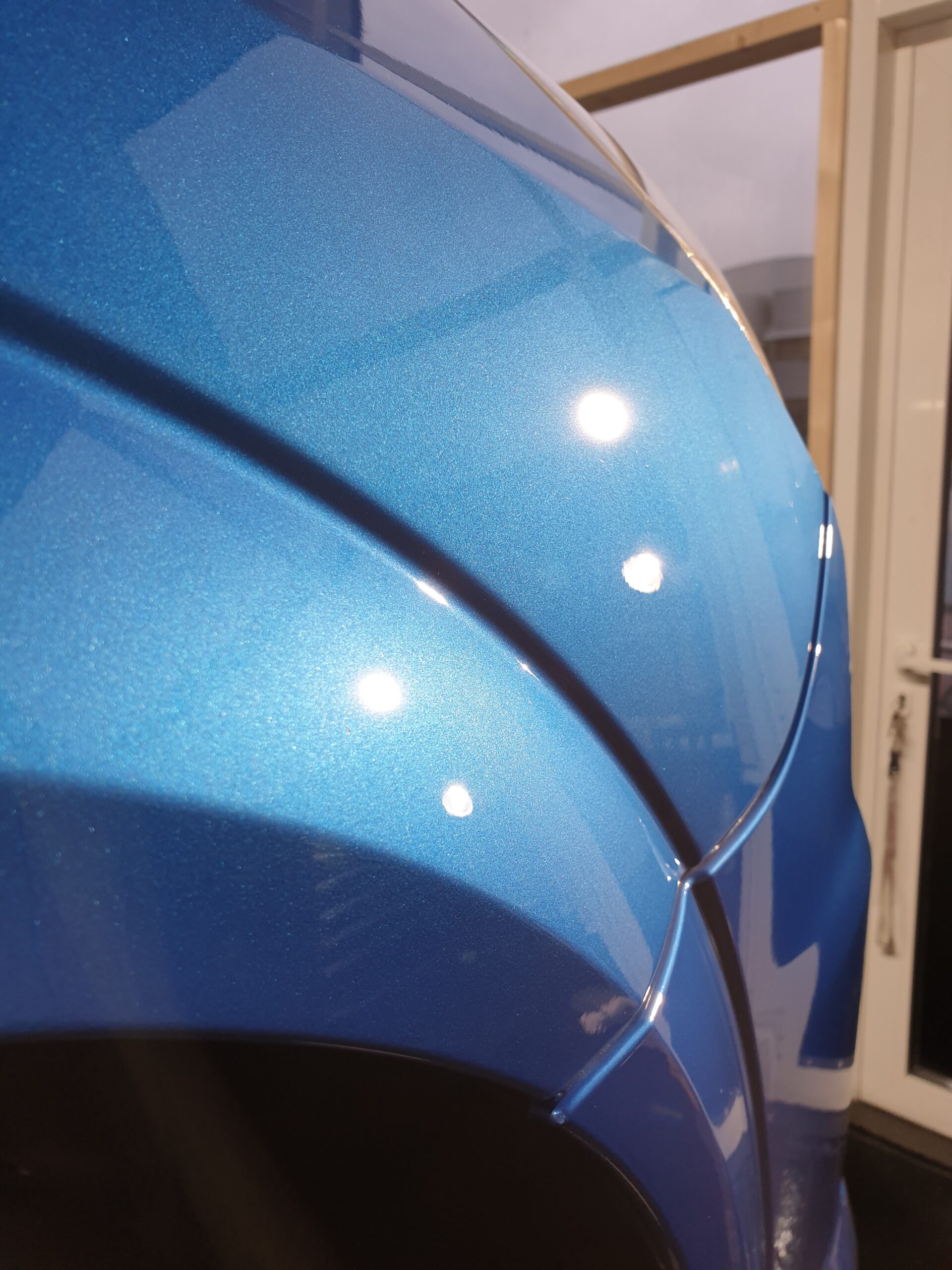 Blauwe autolak na lakcorrectie met heldere reflectie